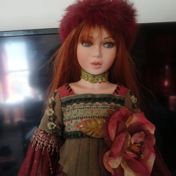 Mundia Russian Doll 18inch w/stand - Picture 3 of 8